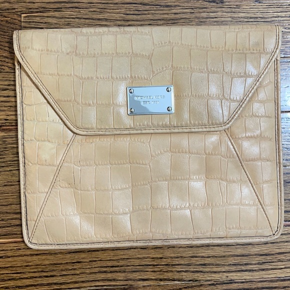 Michael Kors Handbags - Michael Kors Beige leather clutch